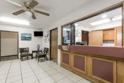 Photo 4 - Super 8 by Wyndham Hampton