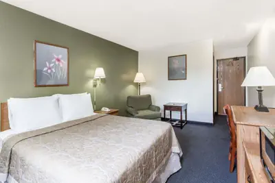 Photo 5 - Super 8 by Wyndham Hampton