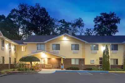 Photo 2 - Super 8 by Wyndham Radford VA