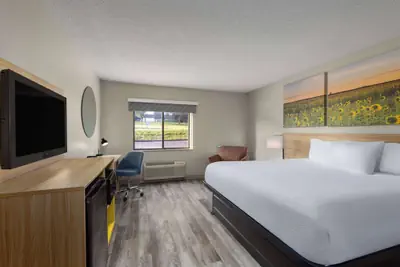 Photo 5 - Days Inn & Suites by Wyndham Kansas City South