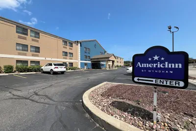 Photo 2 - AmericInn by Wyndham Glendale/Milwaukee