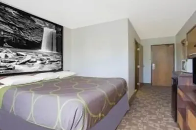 Photo 4 - Super 8 by Wyndham Appomattox VA
