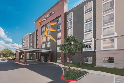 Photo 2 - La Quinta Inn & Suites by Wyndham San Antonio Downtown