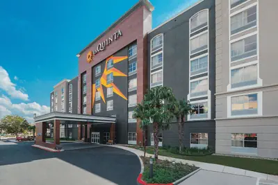Photo 2 - La Quinta Inn & Suites by Wyndham San Antonio Downtown