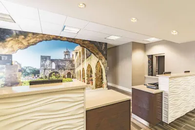 Photo 5 - La Quinta Inn & Suites by Wyndham San Antonio Downtown