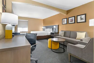 Photo 2 - Comfort Inn & Suites Kansas City - Northeast