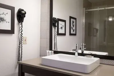 Photo 5 - Country Inn & Suites by Radisson, Platteville, WI