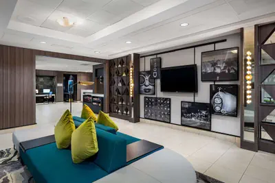 Photo 2 - Hilton Garden Inn Los Angeles/Hollywood