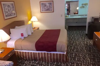 Photo 5 - Executive Inn
