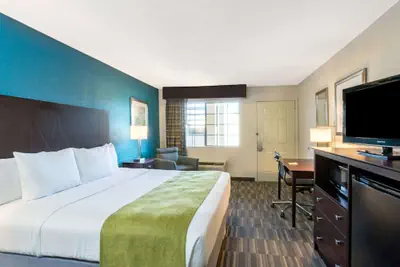 Photo 4 - Days Inn by Wyndham Snyder