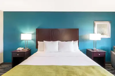 Photo 5 - Days Inn by Wyndham Snyder