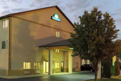 Photo 2 - Days Inn by Wyndham Mount Vernon