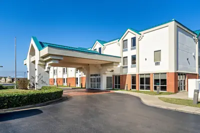 Photo 2 - Days Inn & Suites by Wyndham Ridgeland