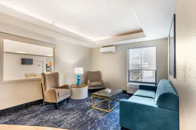 Photo 4 - Comfort Inn & Suites Saint Louis Lafayette Square