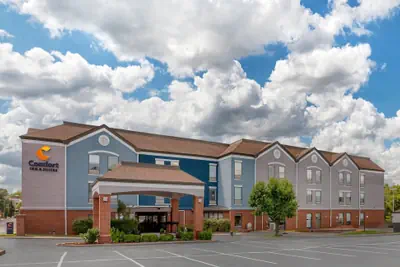 Photo 2 - Comfort Inn & Suites Saint Louis Lafayette Square