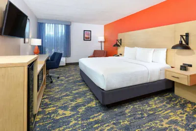 Photo 5 - La Quinta Inn & Suites by Wyndham Dallas - Las Colinas