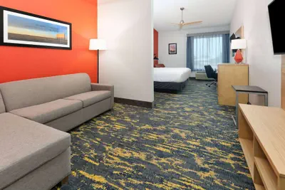 Photo 3 - La Quinta Inn & Suites by Wyndham Dallas - Las Colinas
