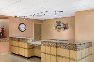 Photo 2 - La Quinta Inn & Suites by Wyndham Springfield South