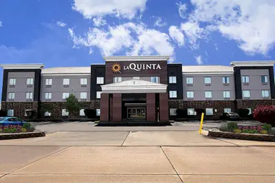 Photo 2 - La Quinta Inn & Suites by Wyndham Pontoon Beach
