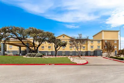 Photo 2 - Quality Inn & Suites San Antonio Airport - Stone Oak