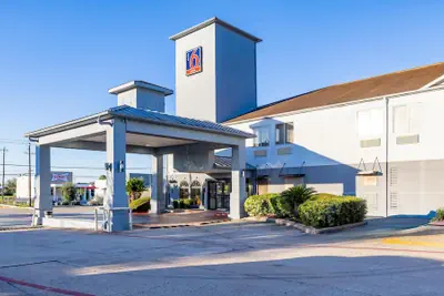 Photo 2 - Studio 6 Suites – Pasadena, TX