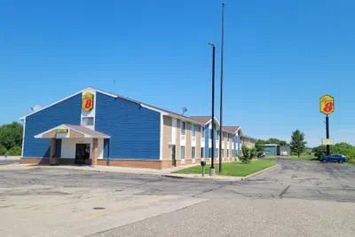 Photo 2 - Super 8 by Wyndham Portage