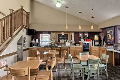 Photo 5 - Blossom Hotel & Suites Traverse City
