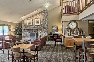 Photo 4 - Blossom Hotel & Suites Traverse City