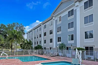Photo 2 - Comfort Inn & Suites Sarasota I75