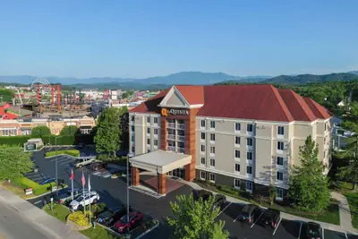 Photo 2 - La Quinta Inn & Suites by Wyndham Pigeon Forge