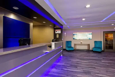 Photo 4 - SureStay Plus Hotel by Best Western Point Richmond