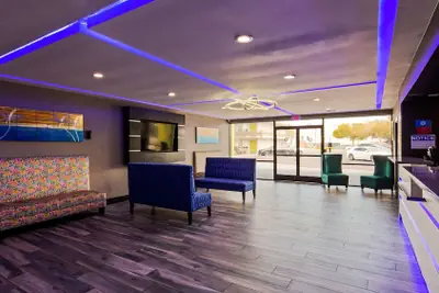 Photo 3 - SureStay Plus Hotel by Best Western Point Richmond