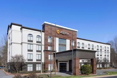 Photo 2 - La Quinta Inn & Suites by Wyndham Mooresville