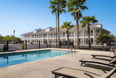 Photo 2 - Baymont by Wyndham Kingsland
