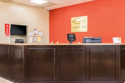 Photo 4 - Econo Lodge Garden City - Savannah