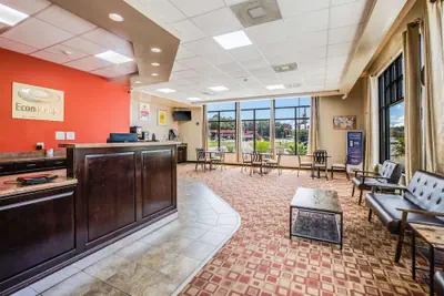 Photo 5 - Econo Lodge Garden City - Savannah