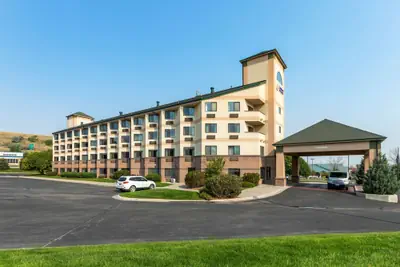 Photo 2 - Comfort Inn & Suites Market - Airport
