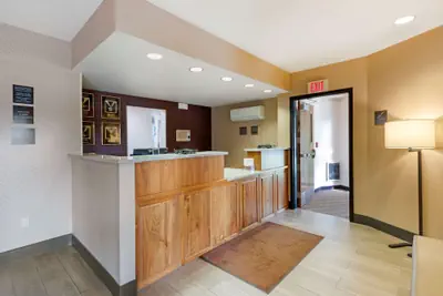 Photo 3 - Comfort Inn & Suites Market - Airport