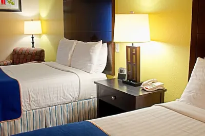 Photo 4 - Super 8 by Wyndham Irving/DFW Apt/North
