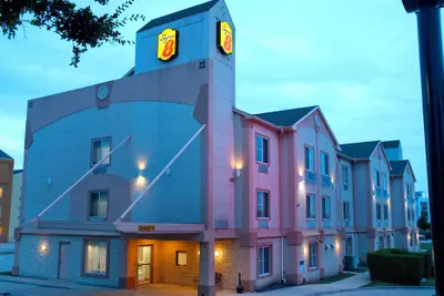 Photo 2 - Super 8 by Wyndham Irving/DFW Apt/North
