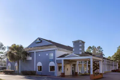 Photo 2 - Days Inn by Wyndham Columbia