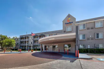 Photo 2 - Comfort Suites DFW Airport