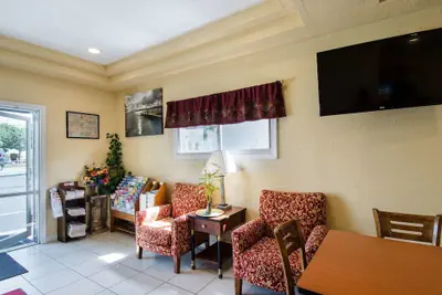 Photo 4 - Econo Lodge West Yarmouth on Cape Cod