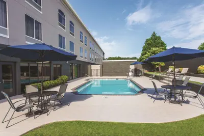Photo 2 - La Quinta Inn & Suites by Wyndham Columbus North