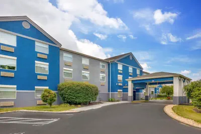 Photo 2 - Comfort Inn & Suites Butler