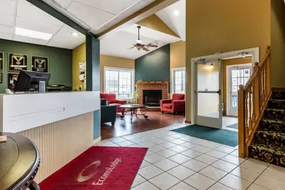 Photo 2 - Econo Lodge Inn & Suites Dickson
