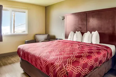Photo 3 - Econo Lodge Newport