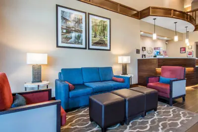 Photo 5 - Comfort Suites Linn County