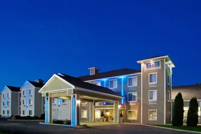 Photo 2 - Holiday Inn Express & Suites New Buffalo by IHG