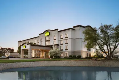 Photo 2 - Wingate by Wyndham - Cincinnati - Blue Ash